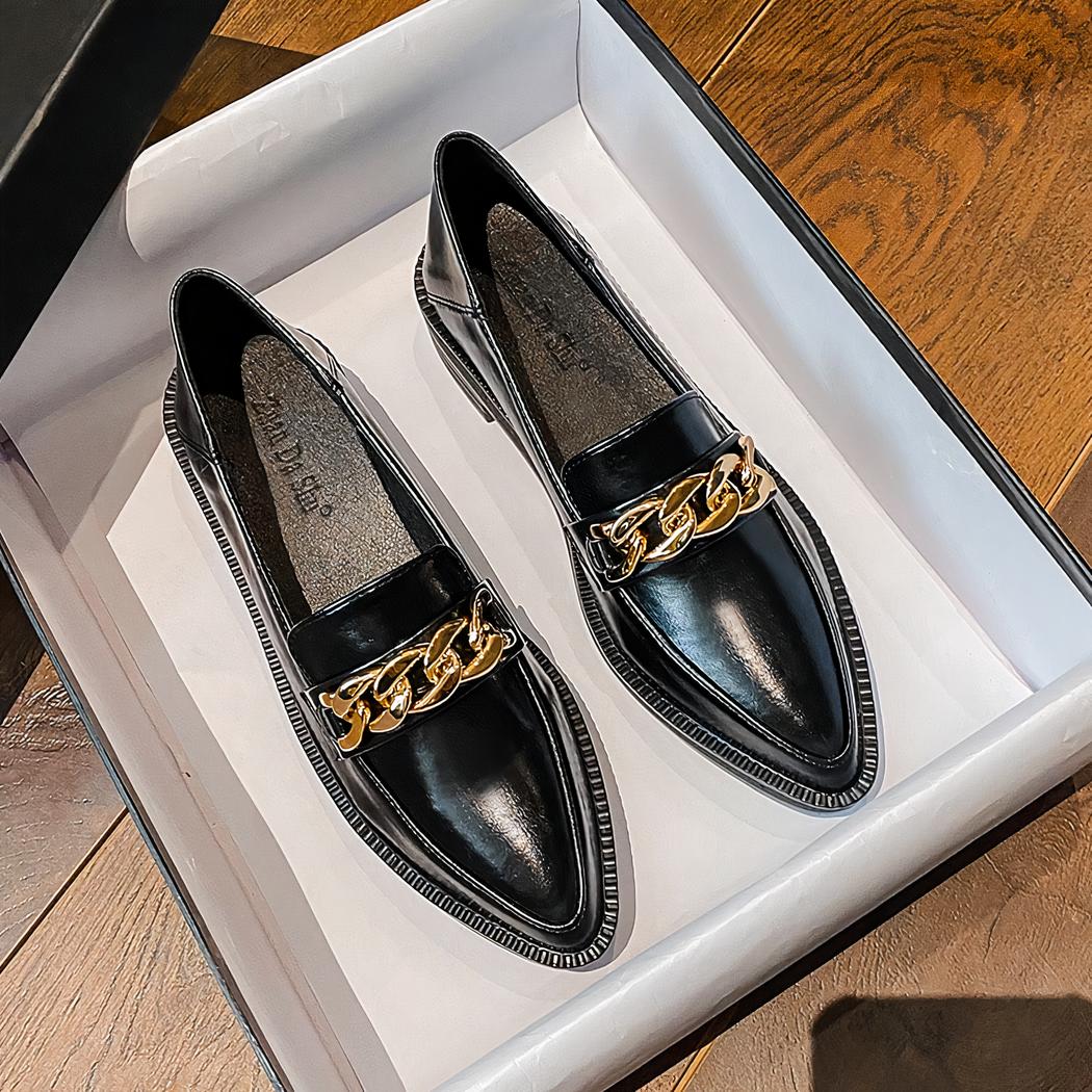 Mocassins en cuir verni à bout pointu avec chaîne