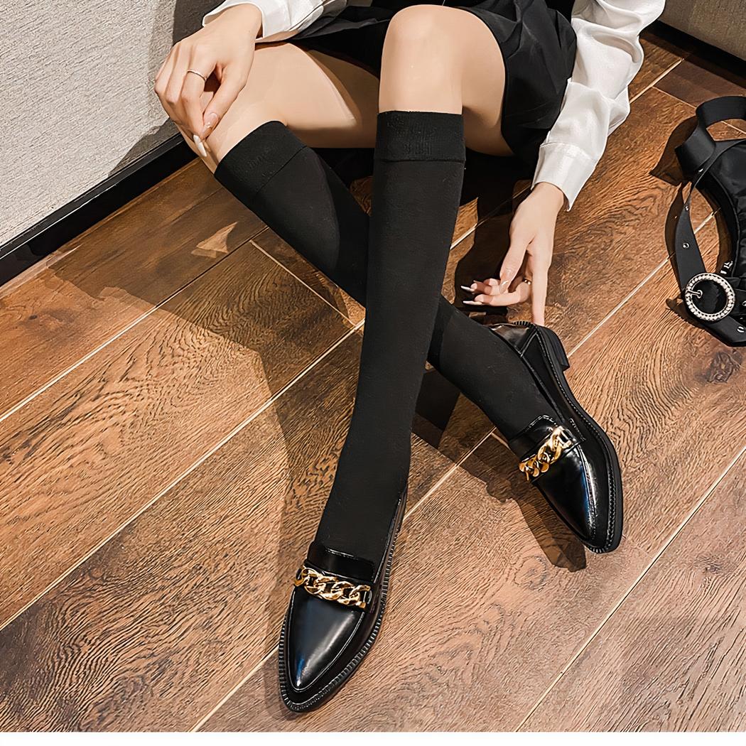 Mocassins en cuir verni à bout pointu avec chaîne