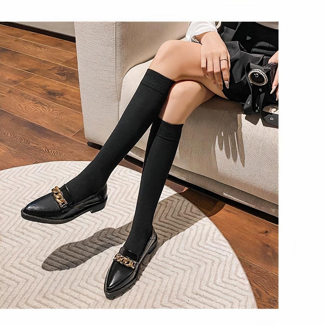 Mocassins en cuir verni à bout pointu avec chaîne