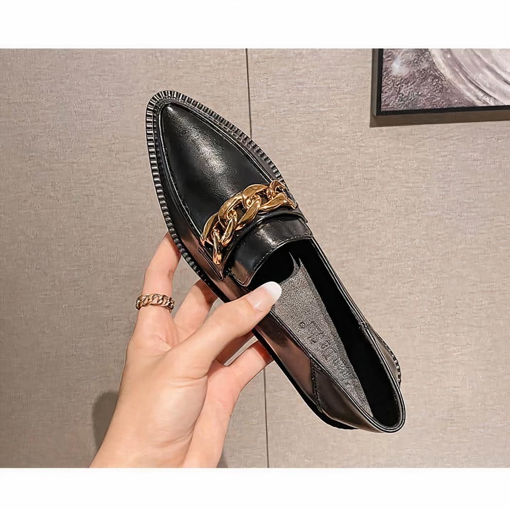 Mocassins en cuir verni à bout pointu avec chaîne