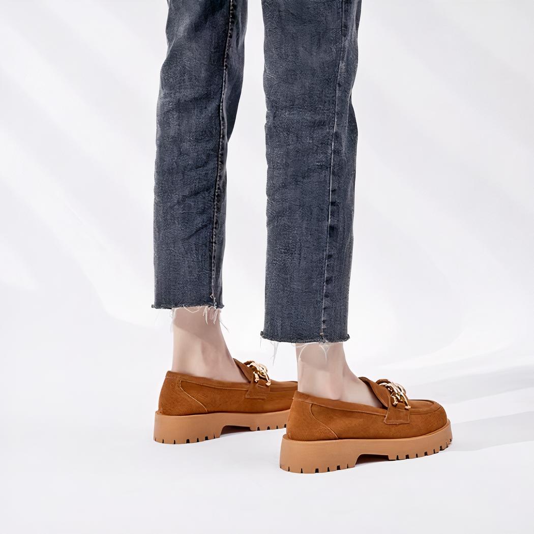 Mocassins en daim à boucle dorée et semelle épaisse