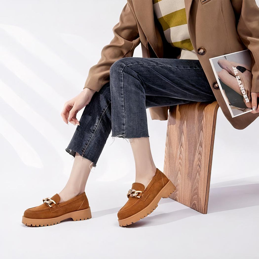Mocassins en daim à boucle dorée et semelle épaisse