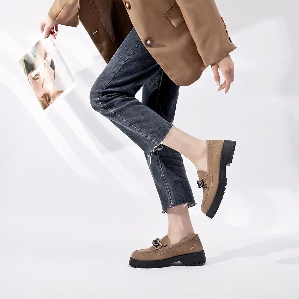 Mocassins en daim à boucle dorée et semelle épaisse