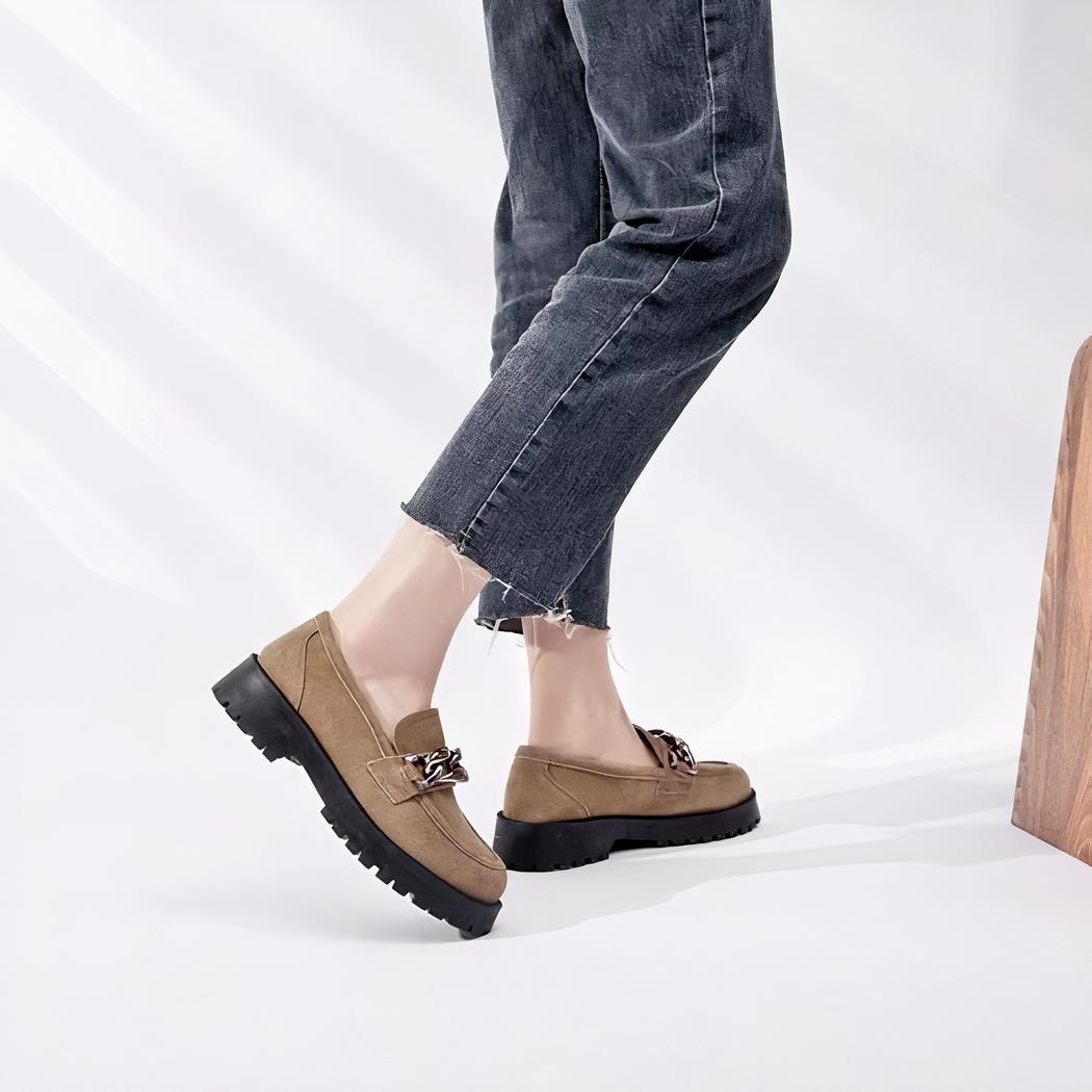 Mocassins en daim à boucle dorée et semelle épaisse