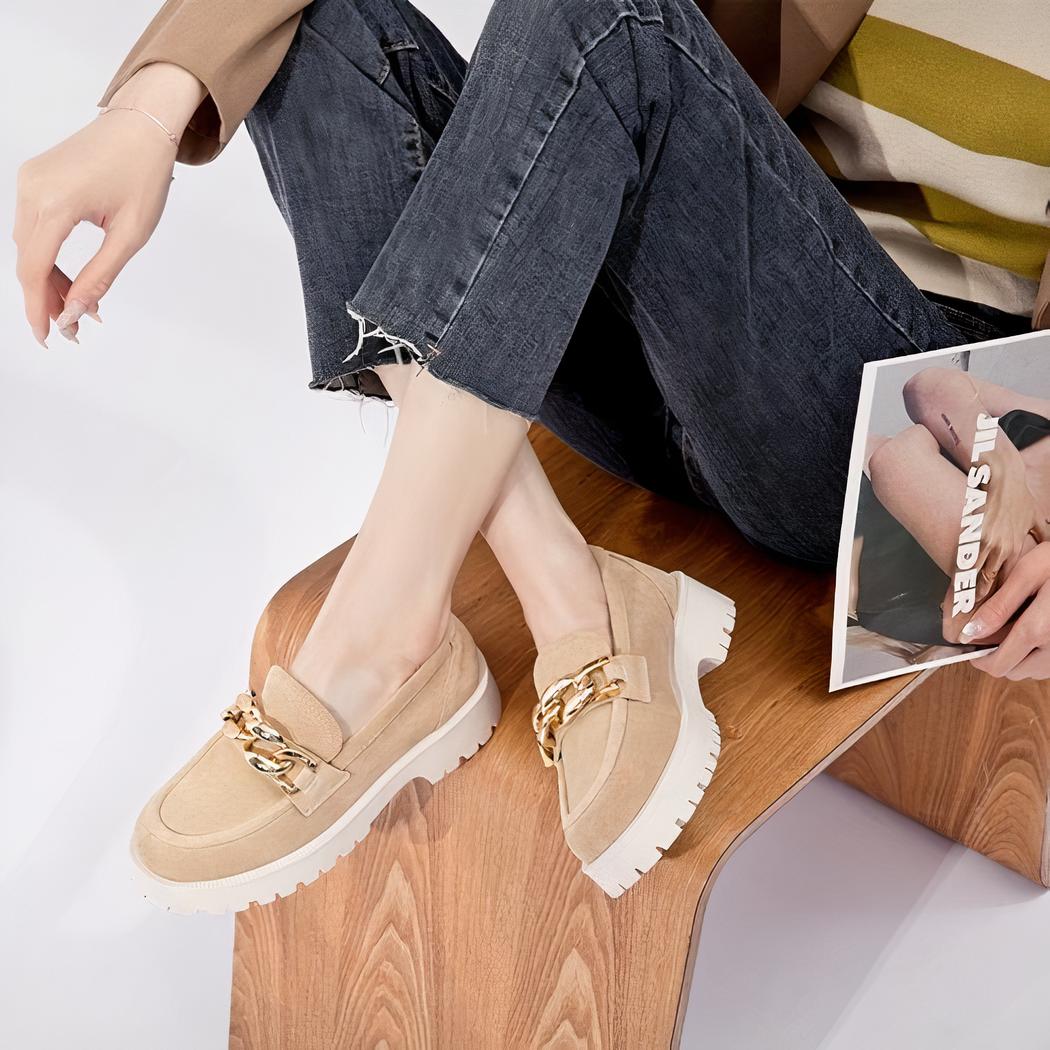 Mocassins en daim à boucle dorée et semelle épaisse