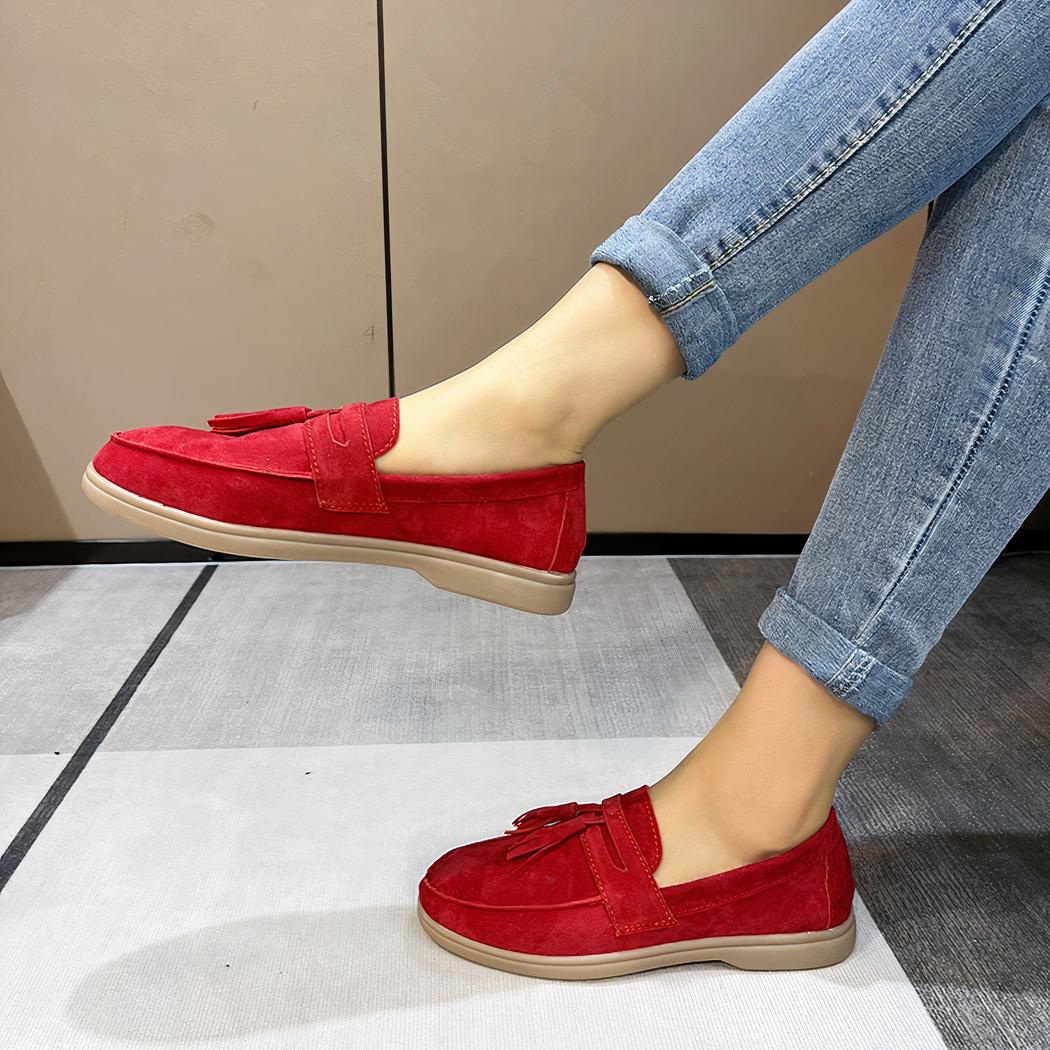 mocassin à frange en daim rouge porter par une femme