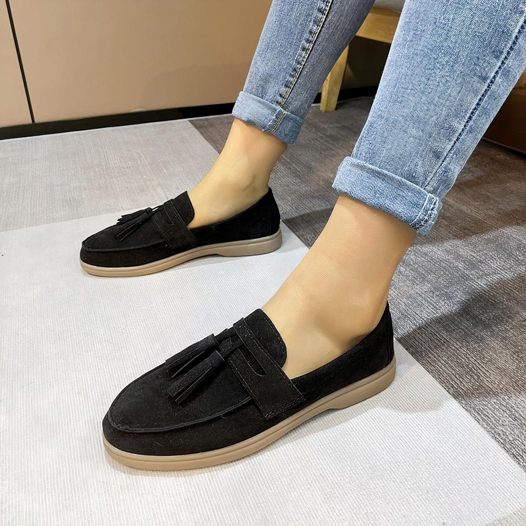 mocassin à frange en daim noir porter par une femme