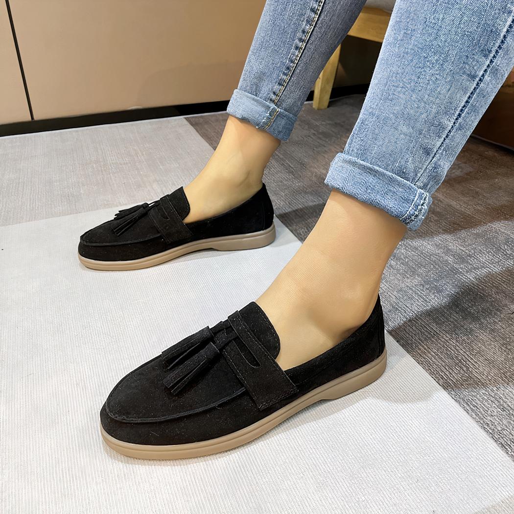 mocassin à frange en daim noir porter par une femme