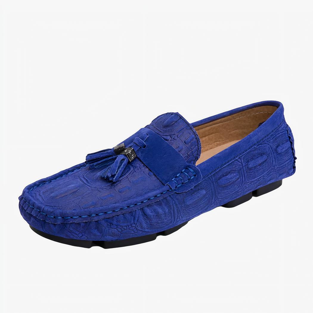 Mocassin bleu à gland et en daim sur fond blanc