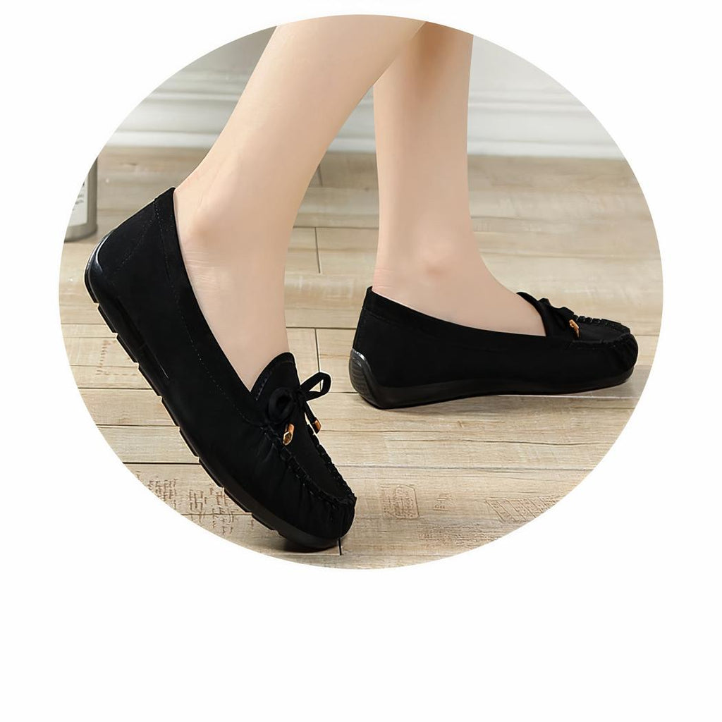 mocassin noir en daim sur des pieds de femme