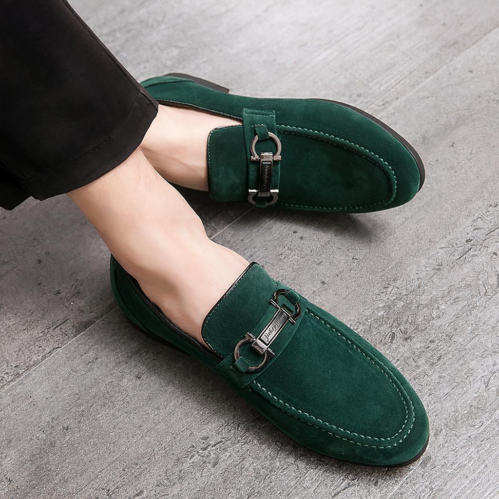 Mocassins en daim avec une chaîne décorative pour hommes