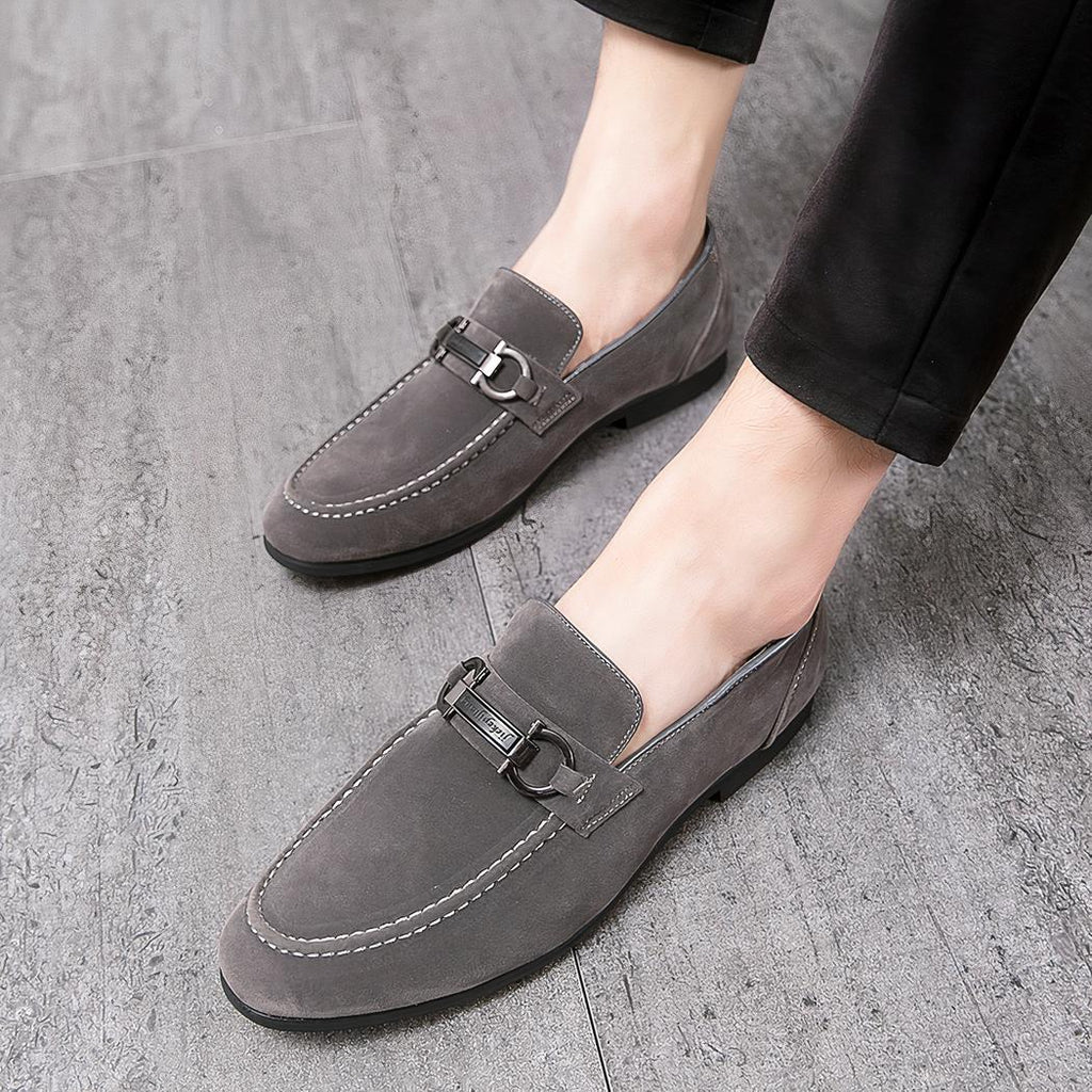 Mocassins en daim avec une chaîne décorative pour hommes