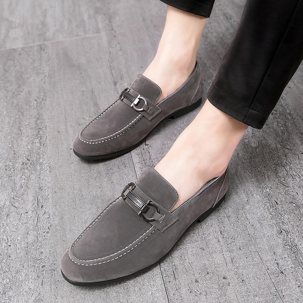 Mocassins en daim avec une chaîne décorative pour hommes