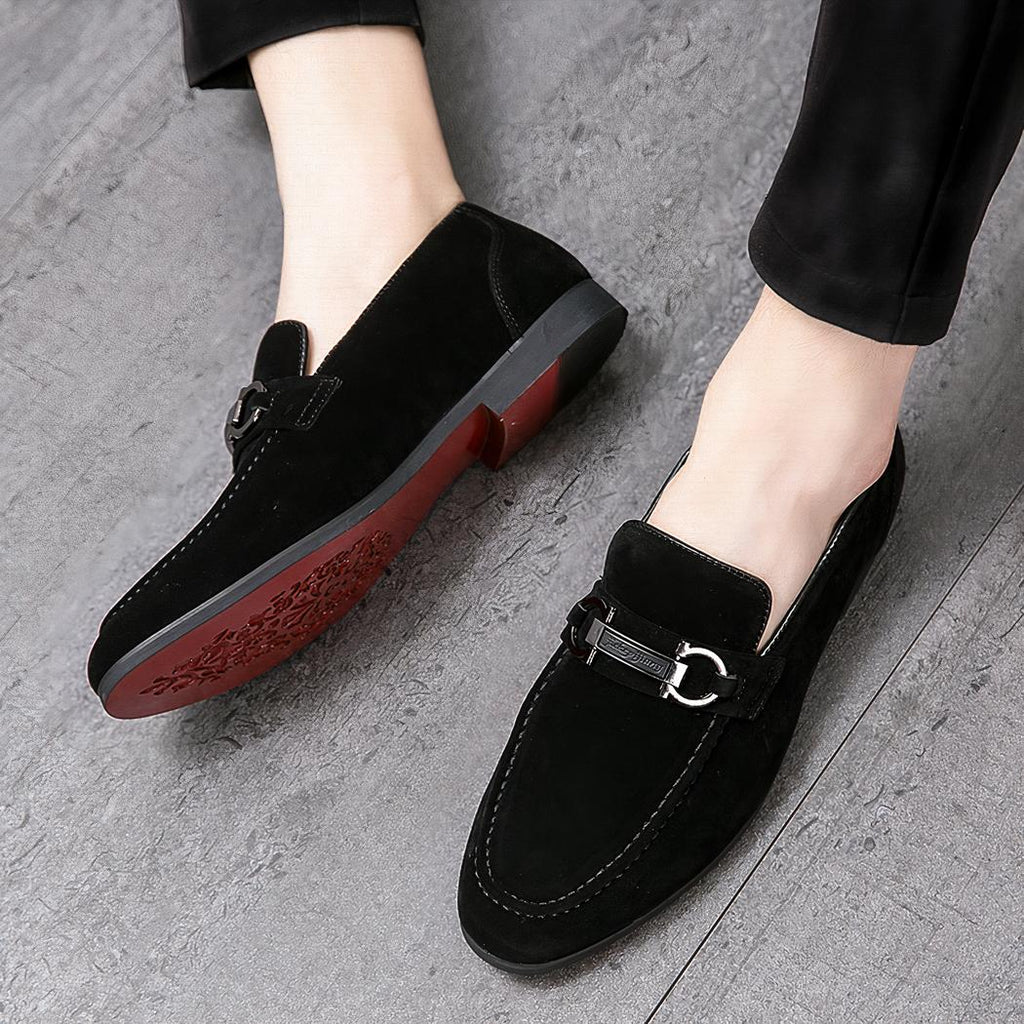 Mocassins en daim avec une chaîne décorative pour hommes