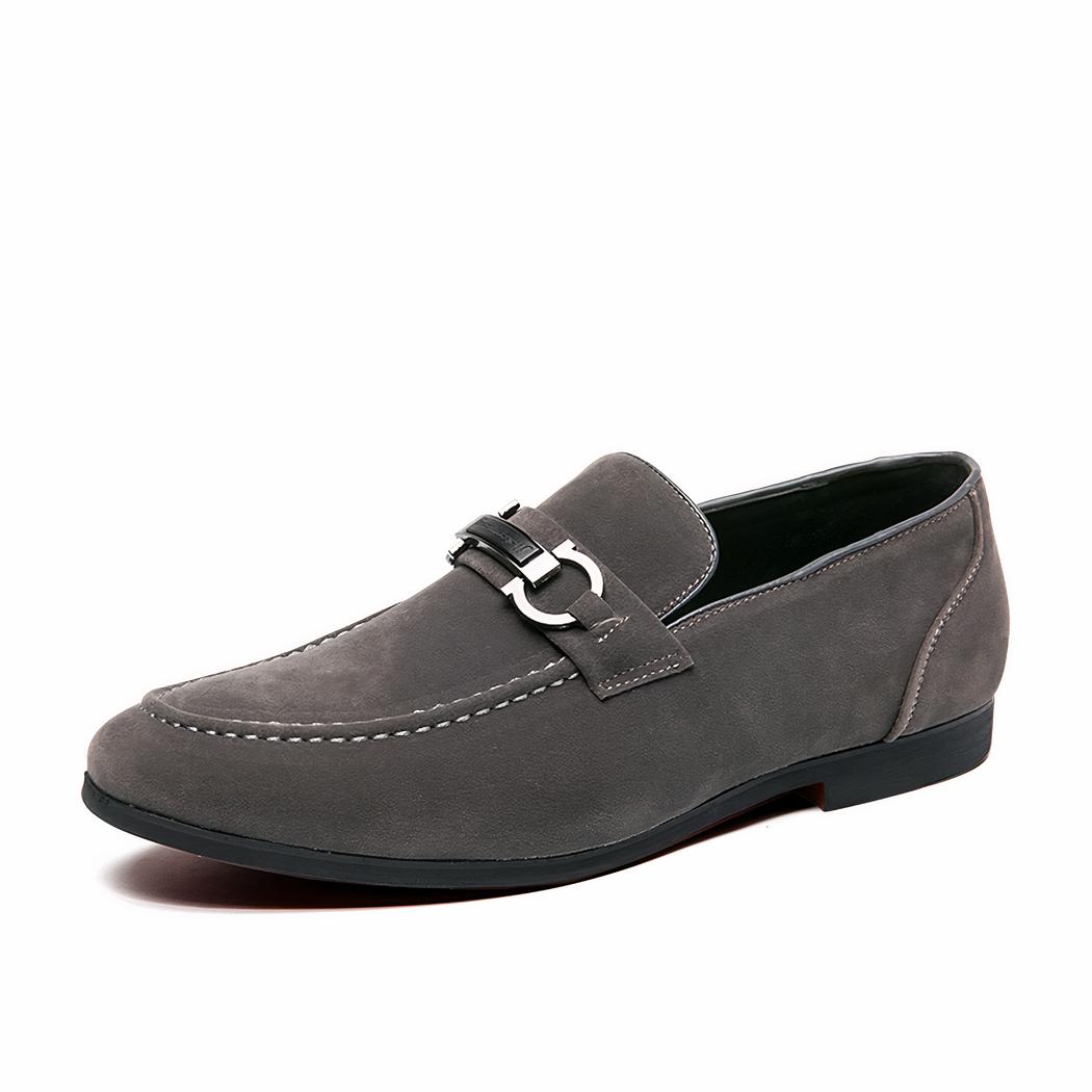 Mocassins en daim avec une chaîne décorative pour hommes