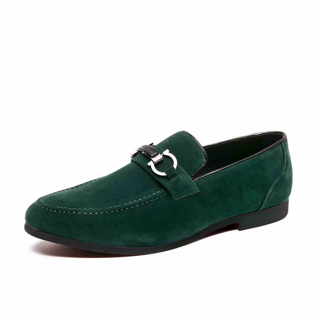Mocassins en daim avec une chaîne décorative pour hommes