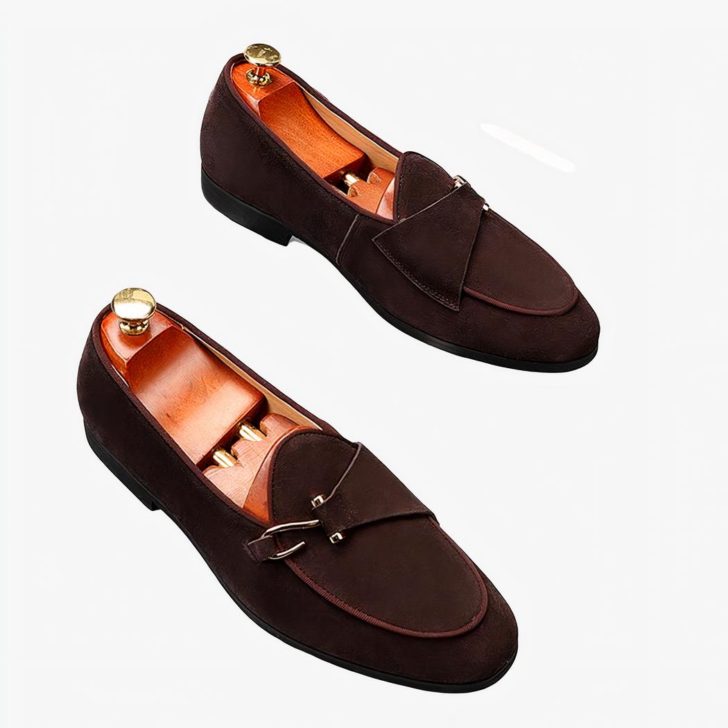 Mocassins en daim classiques pour hommes marrin avec un fond blanc