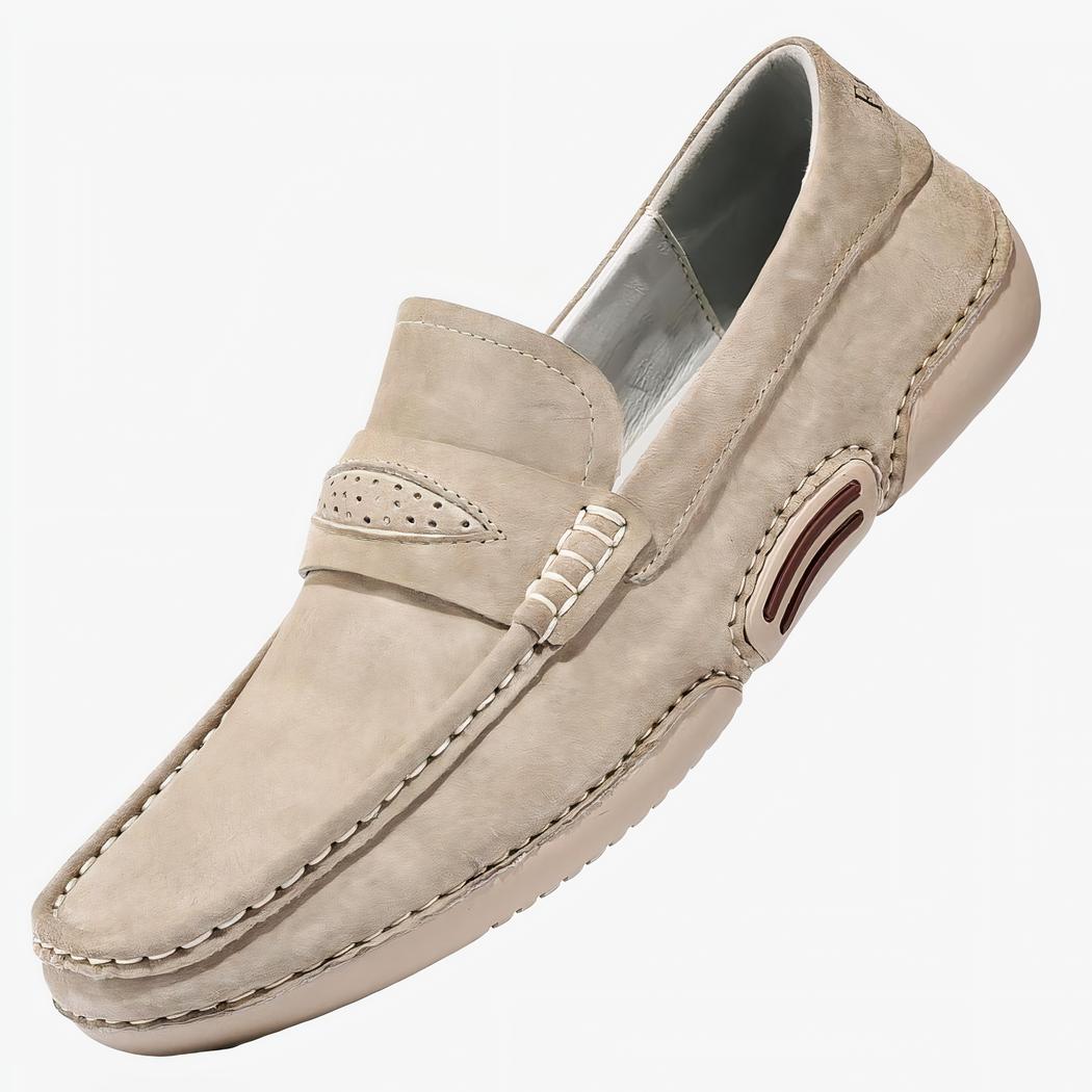 Mocassins en daim décontracté beige pour hommes avec un fond blanc