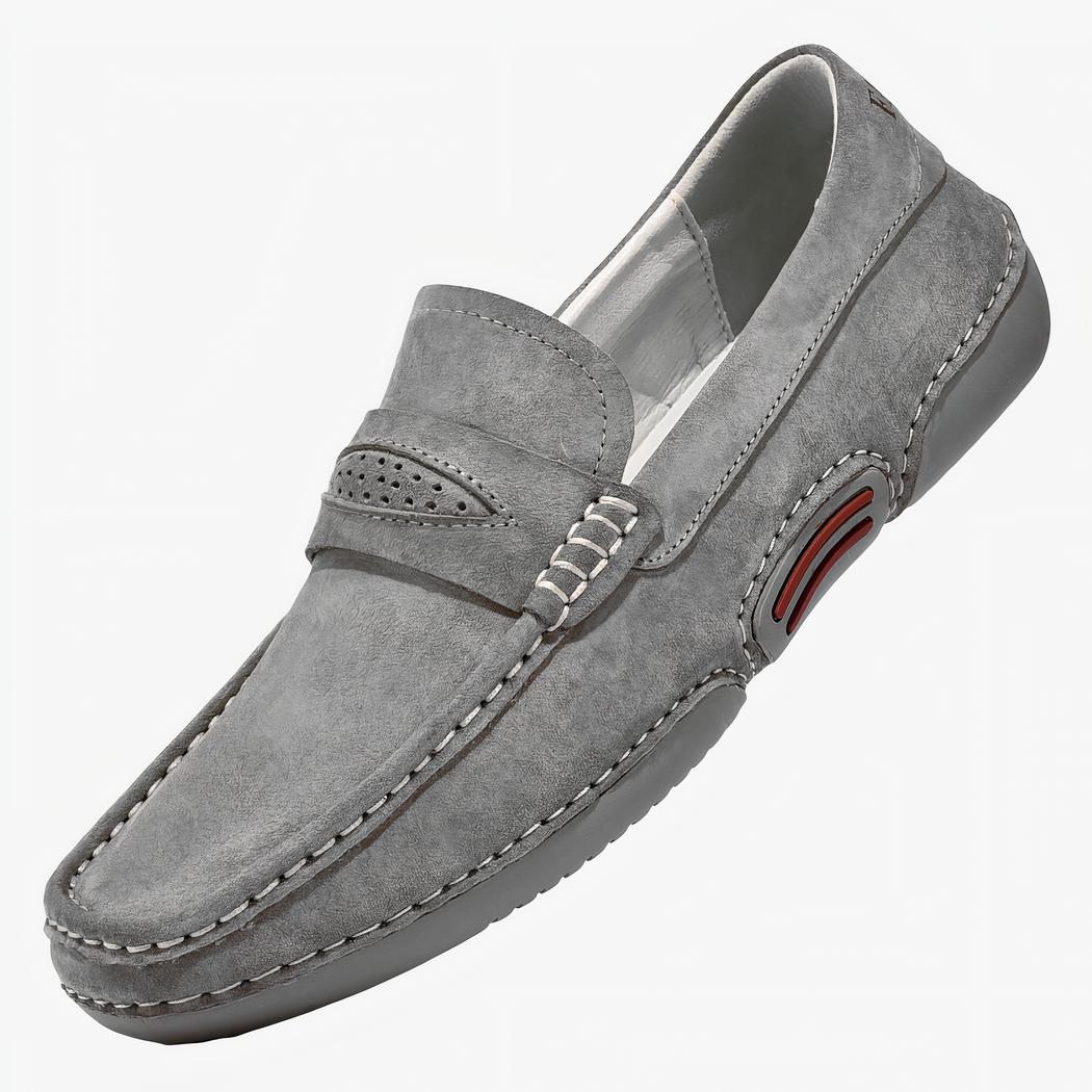 Mocassins en daim décontracté gris pour hommes avec un fond blanc