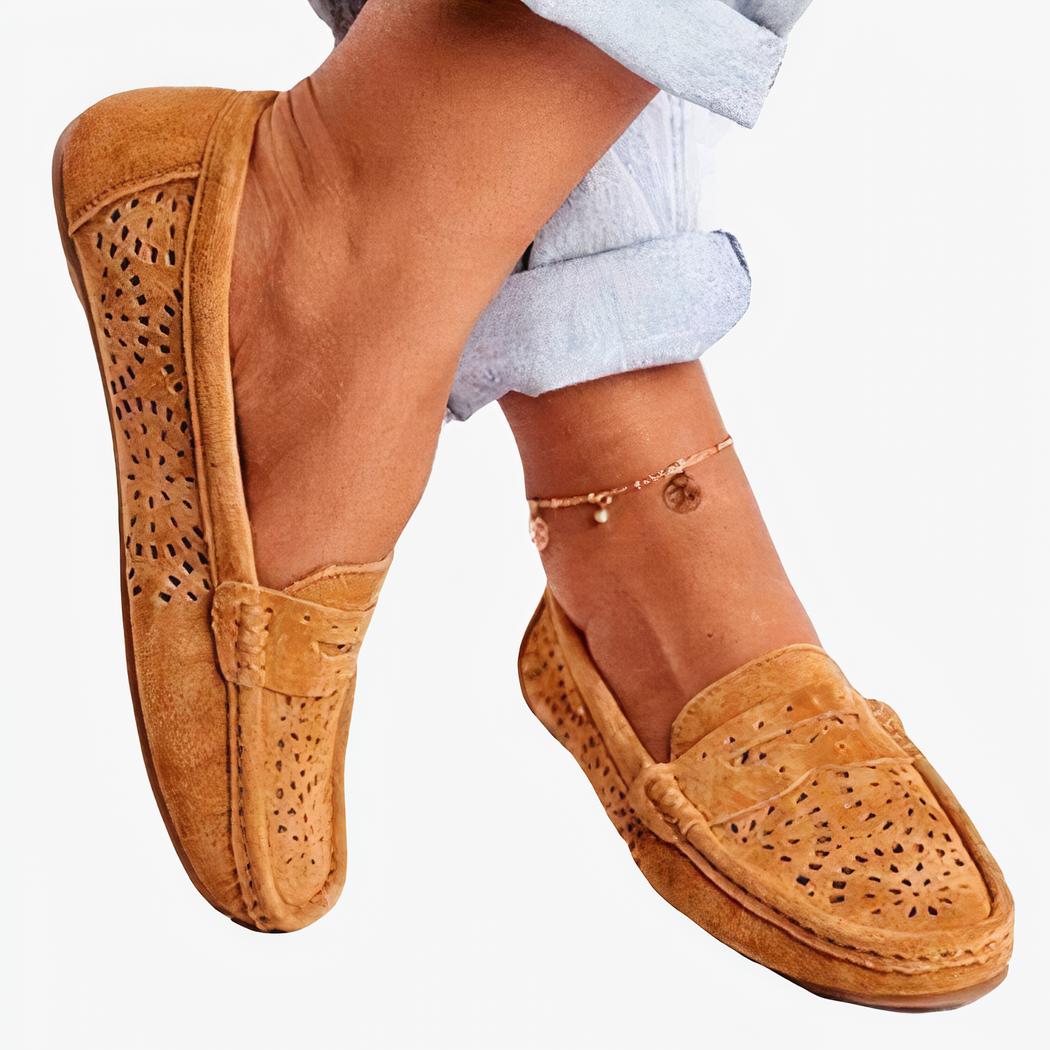 mocassin en daim marron porter par une femme qui a un bracelet à la cheville