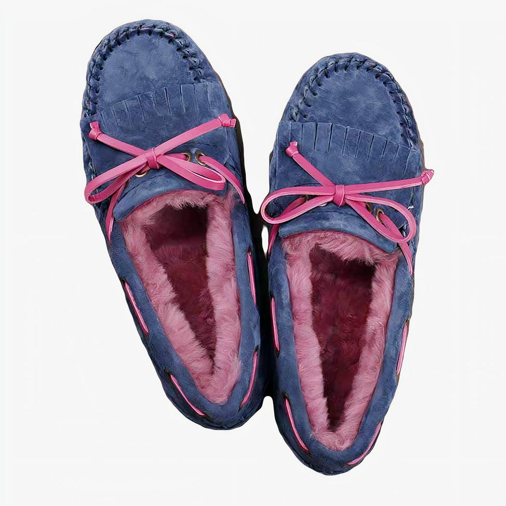 mocassin violet et rose en daim à fourrure sur un sol gris