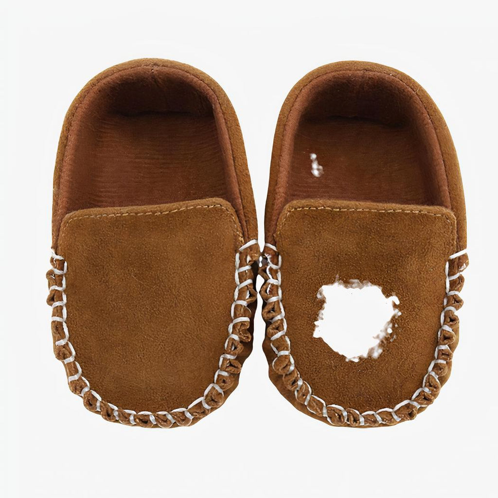 mocassin en faux daim marron pour bébé avec un liserais blanc