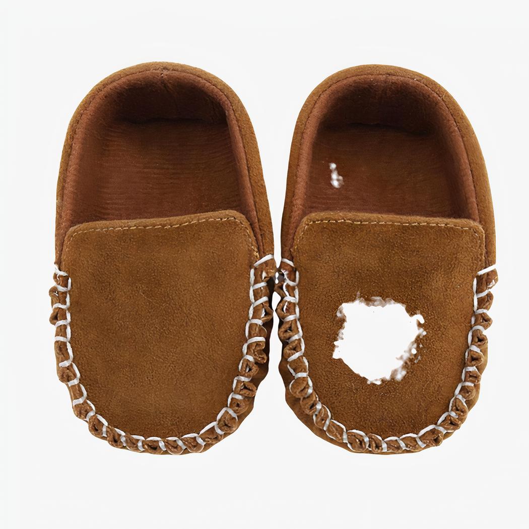 mocassin en faux daim marron pour bébé avec un liserais blanc