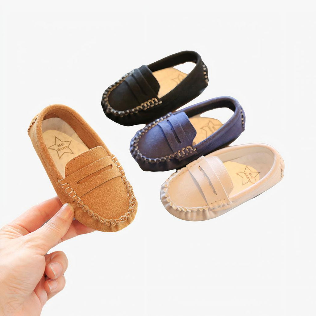 Mocassins en daim pour garçons avec un fond une chaise avec tous les coloris des mocassins