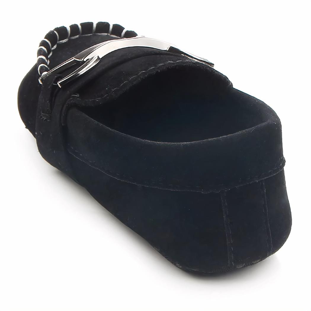 Sur fond blanc, 3 paires de mocassins souples noirs, marrons et bleus en daim avec surpiqures blanches apparentes et mors argenté sur le dessus