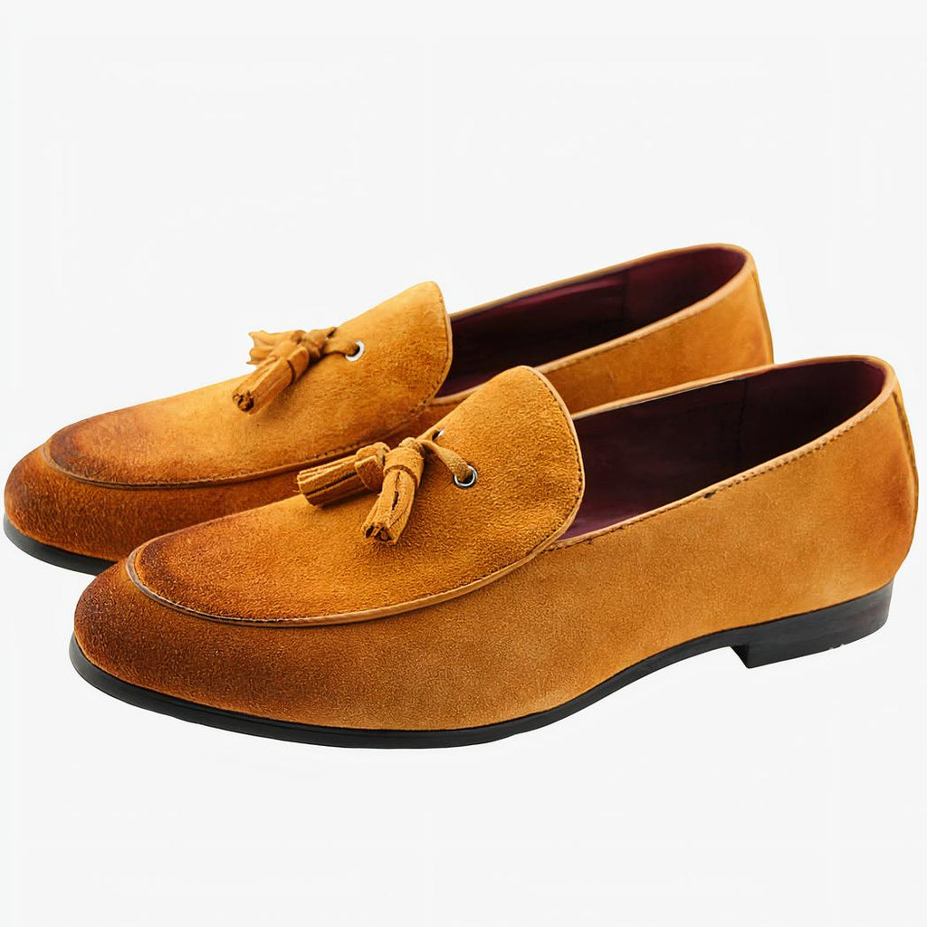 Paire de mocassins marron en daim sur fond blanc