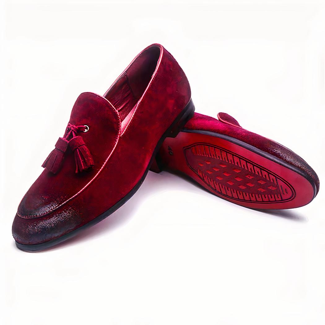 Mocassin rouge à gland sur fond blanc
