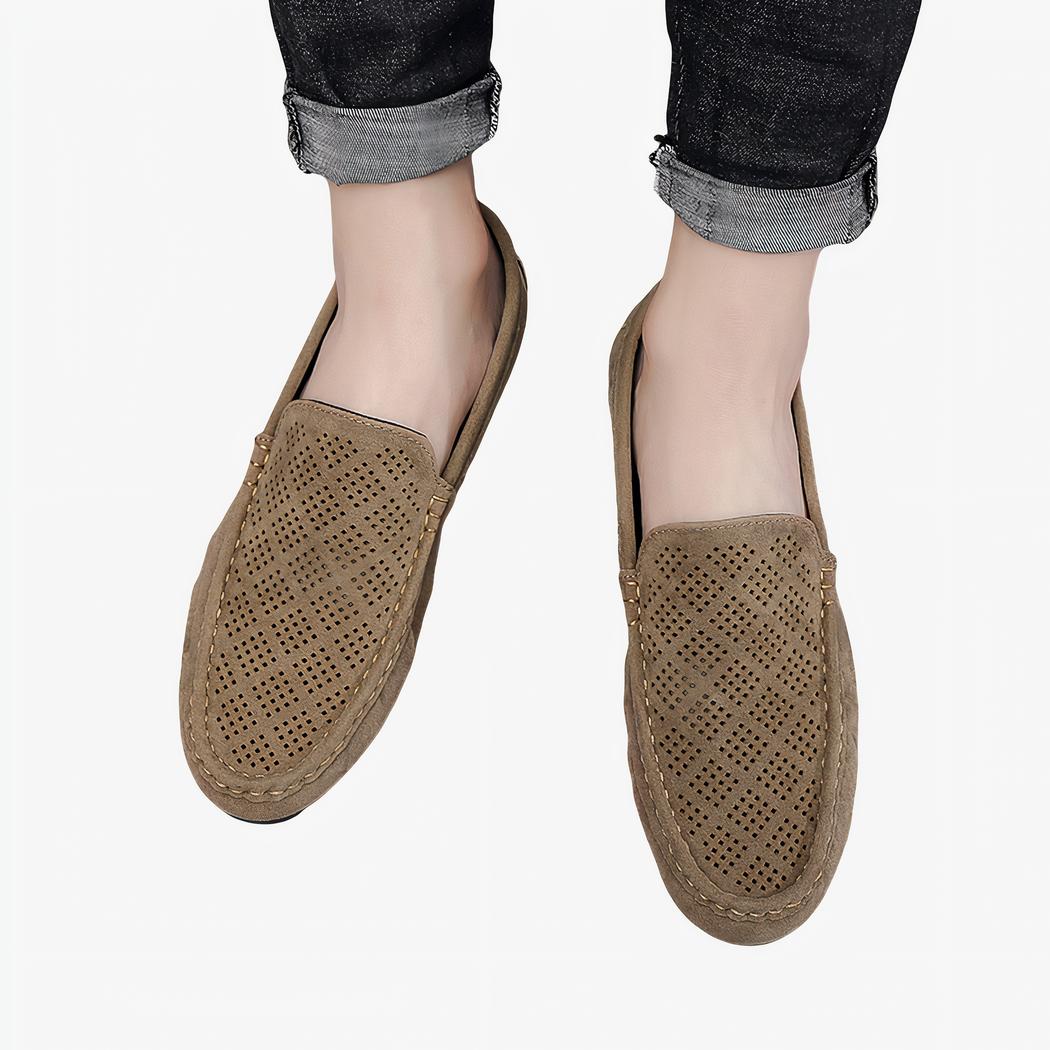 Mocassins en daim synthétique avec un design original pour hommes avec un fond en bois