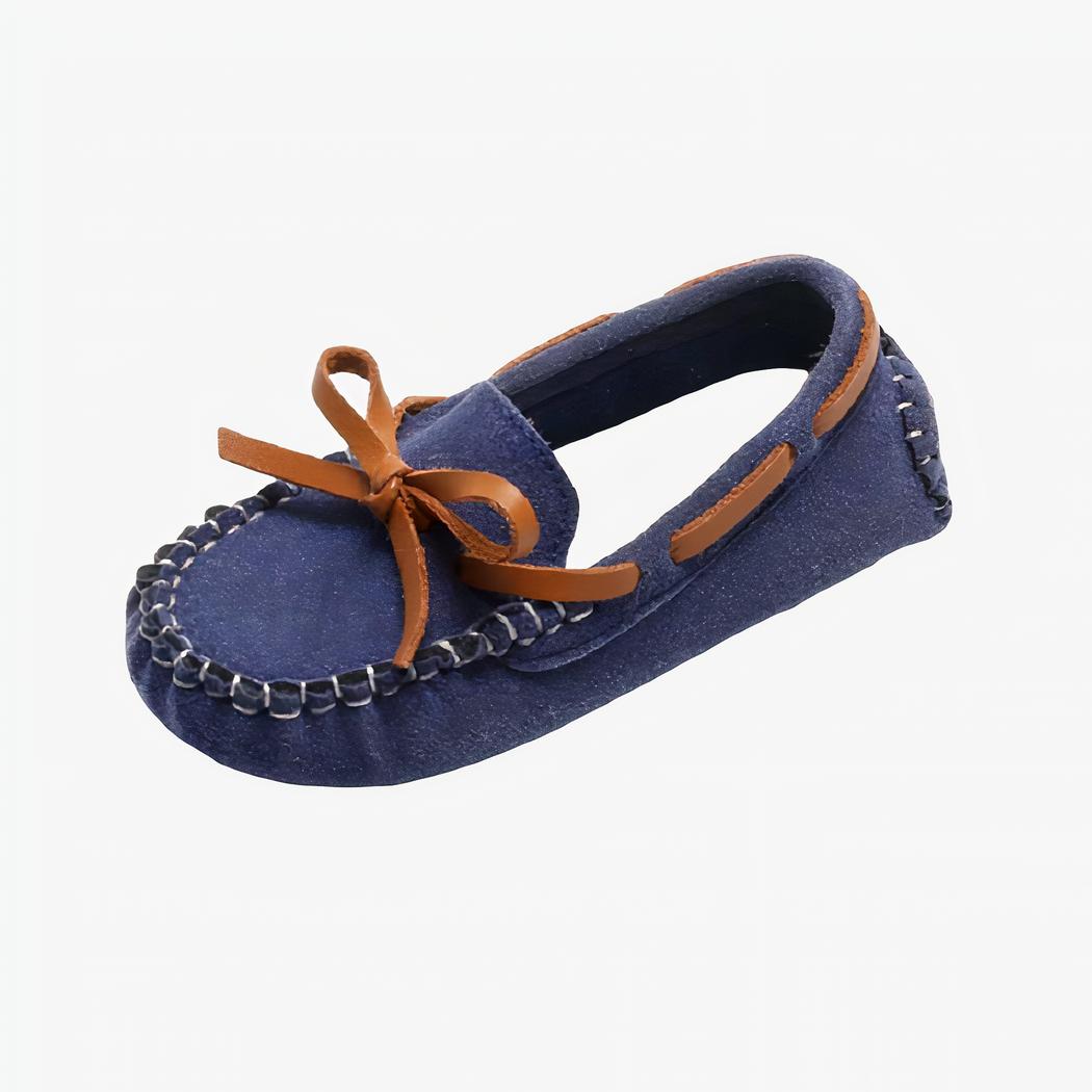 Mocassins en daim synthétique avec un nœud marron pour garçons avec un fond blanc