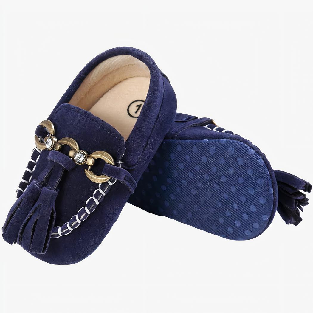 mocassin pour bébé en daim bleu avec un gland sur le devant