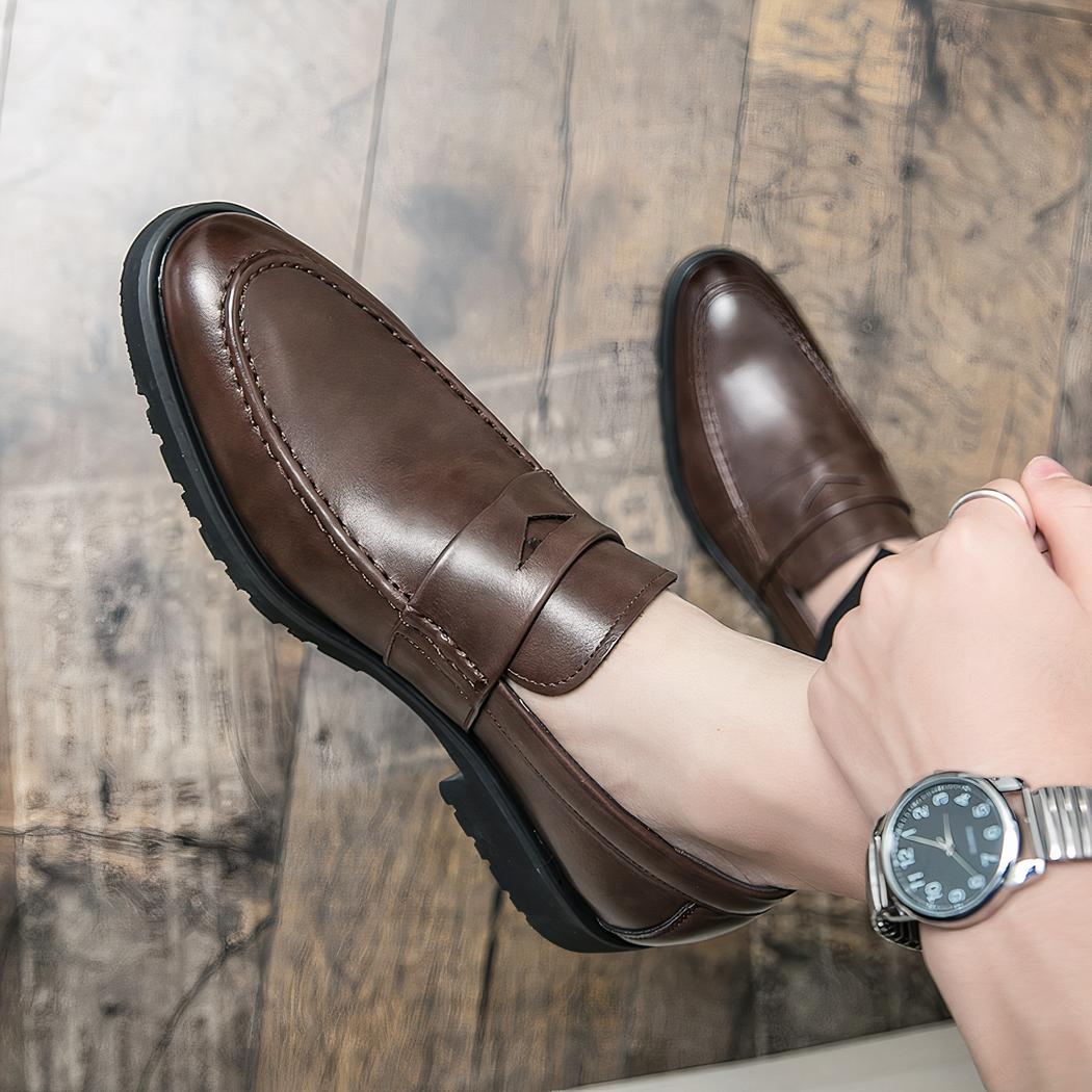 mocassin marron en cuir porter par un homme