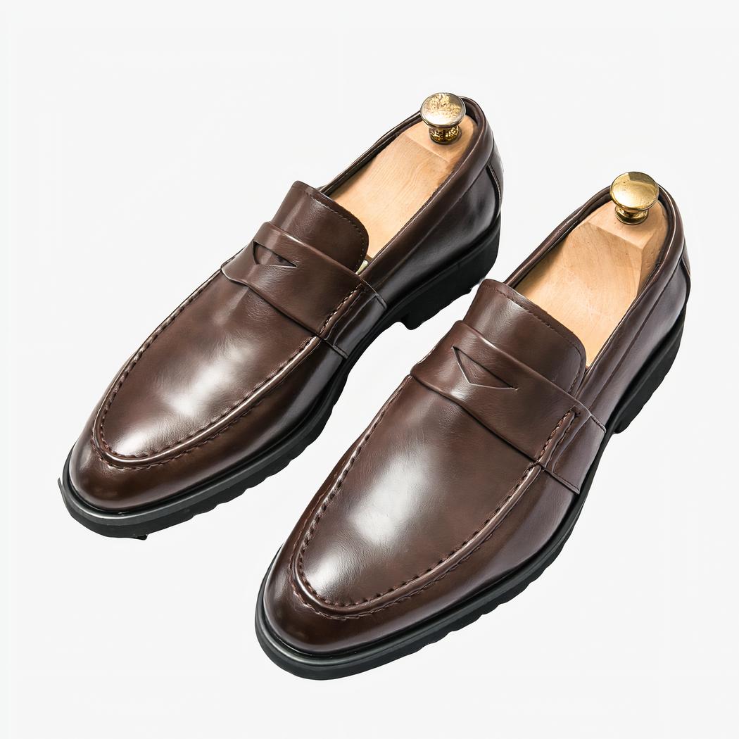 Mocassin marron en cuir poser sur un sol à carreaux avec une feuille et des écritures juste à coter