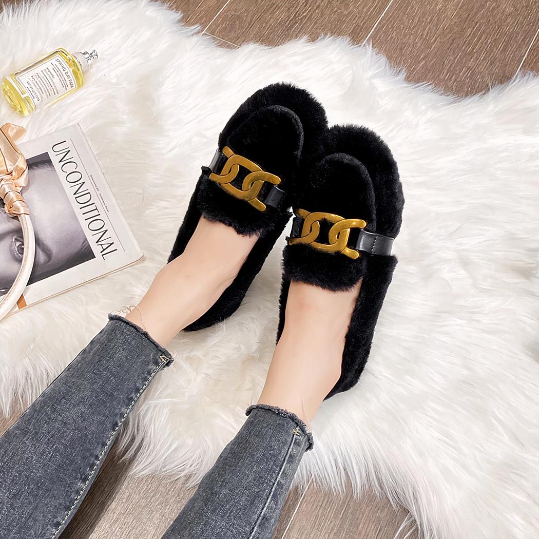 mocassin à fausse laine noir porté par une femme