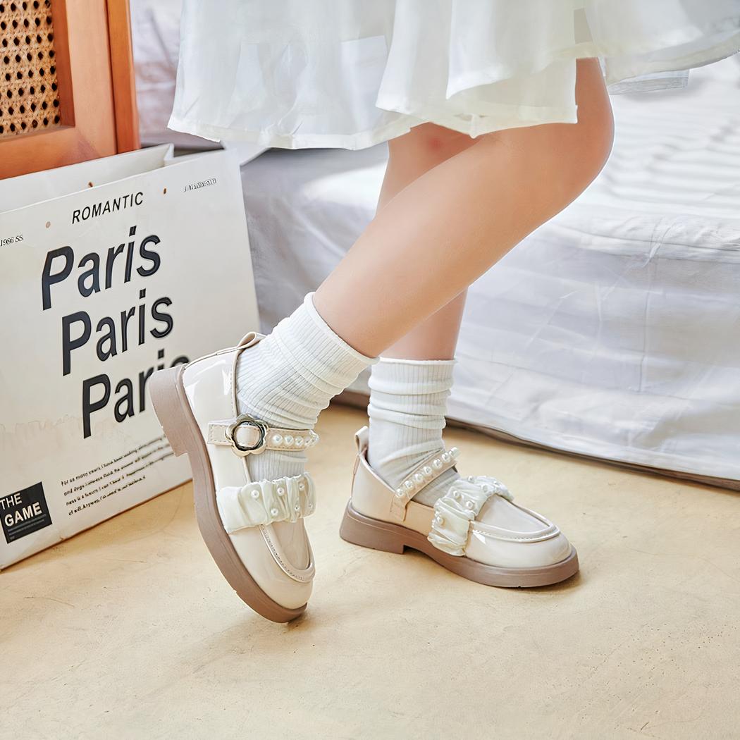 mocassin à perle blanc porté par une jeune fille