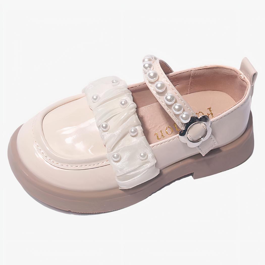 joli petit mocassin en faux cuir vernis rose pour petite fille poser sur un fond blanc