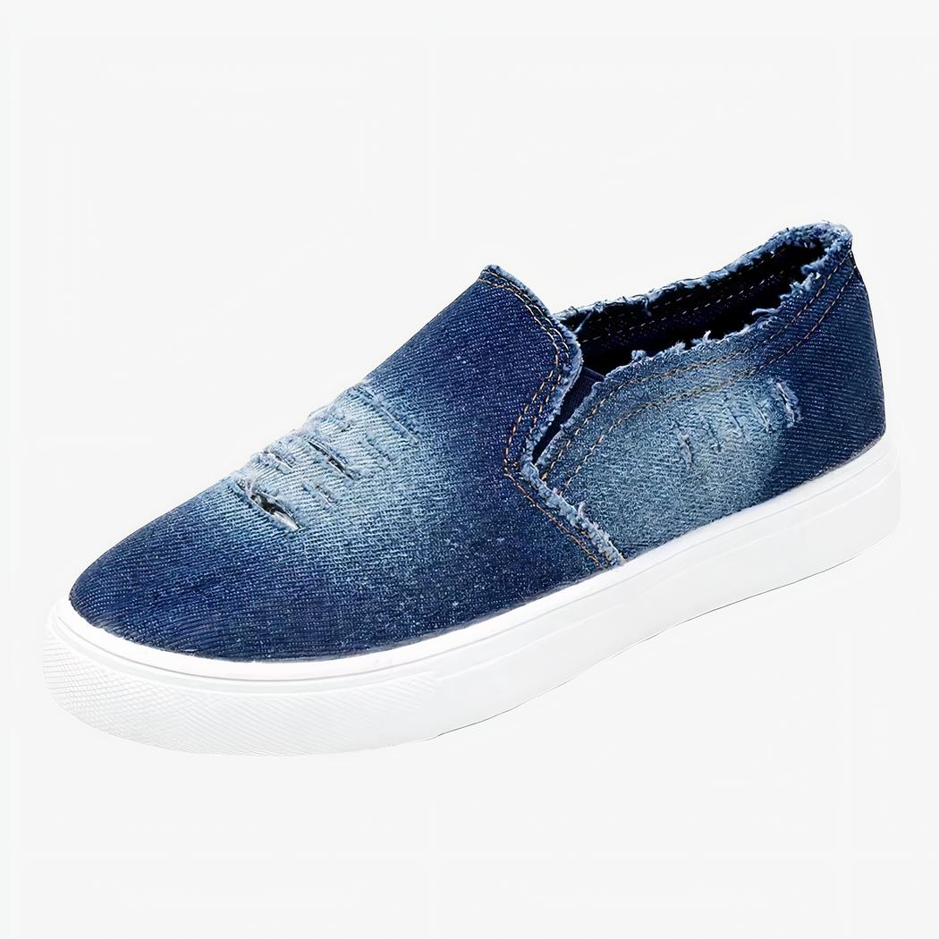 Mocassins en jean à plateforme pour femme avec un fond blanc