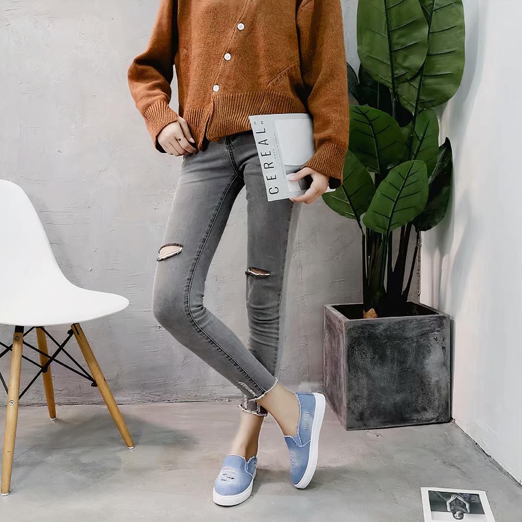 Mocassins en jean clair délavé et déchiré pour femme