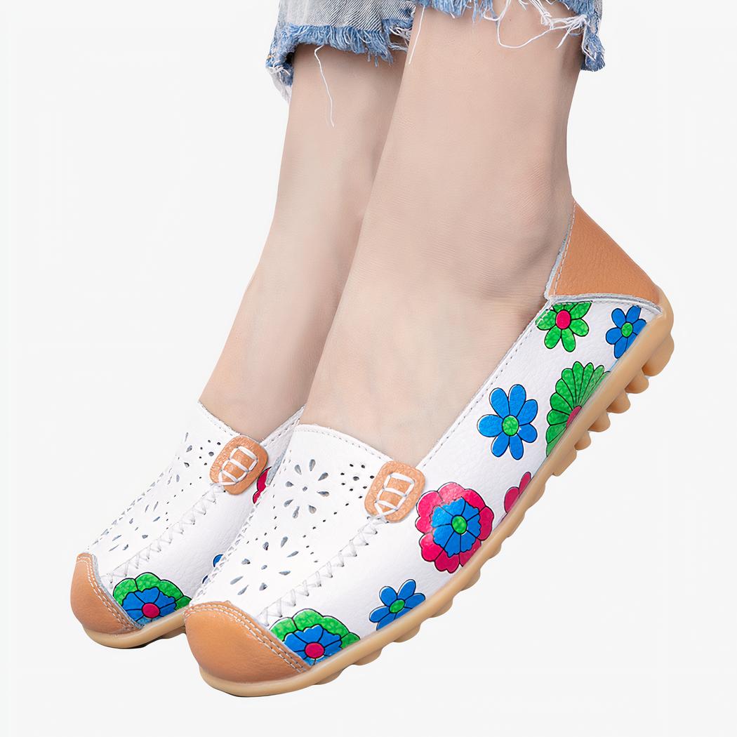 Mocassins en cuir à motifs floraux pour femme avec un fond gris