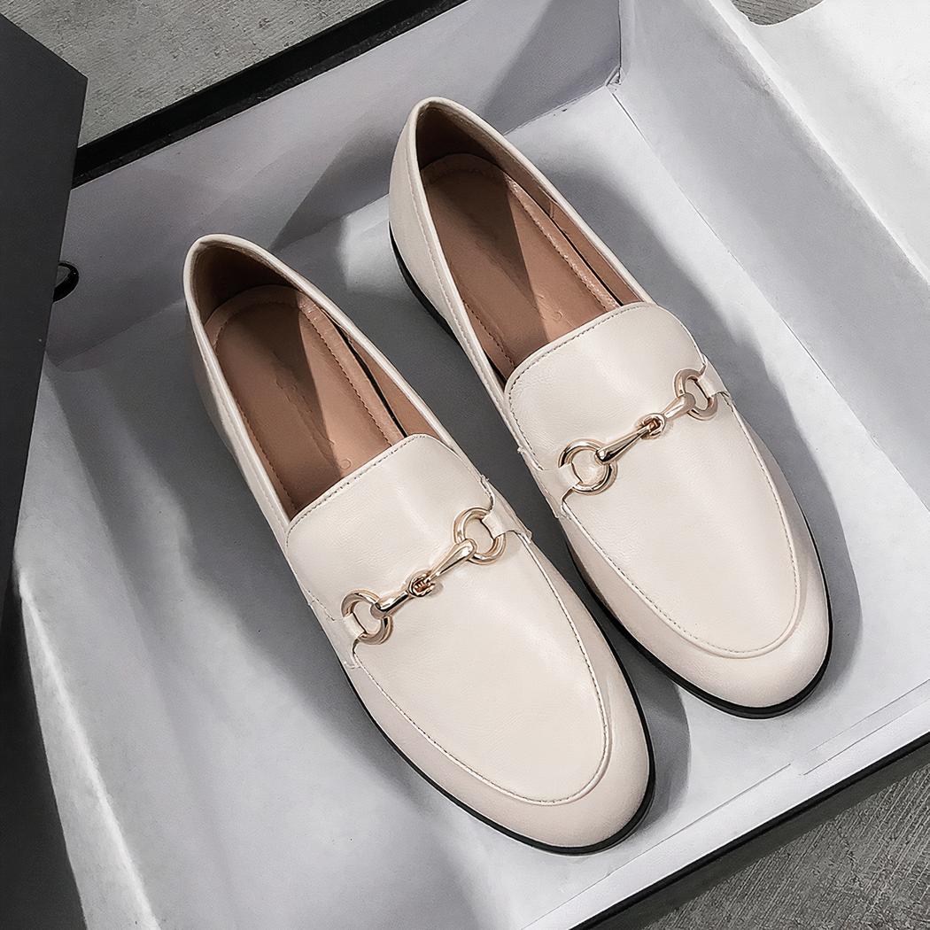 Mocassins en cuir avec des détails dorés pour femmes