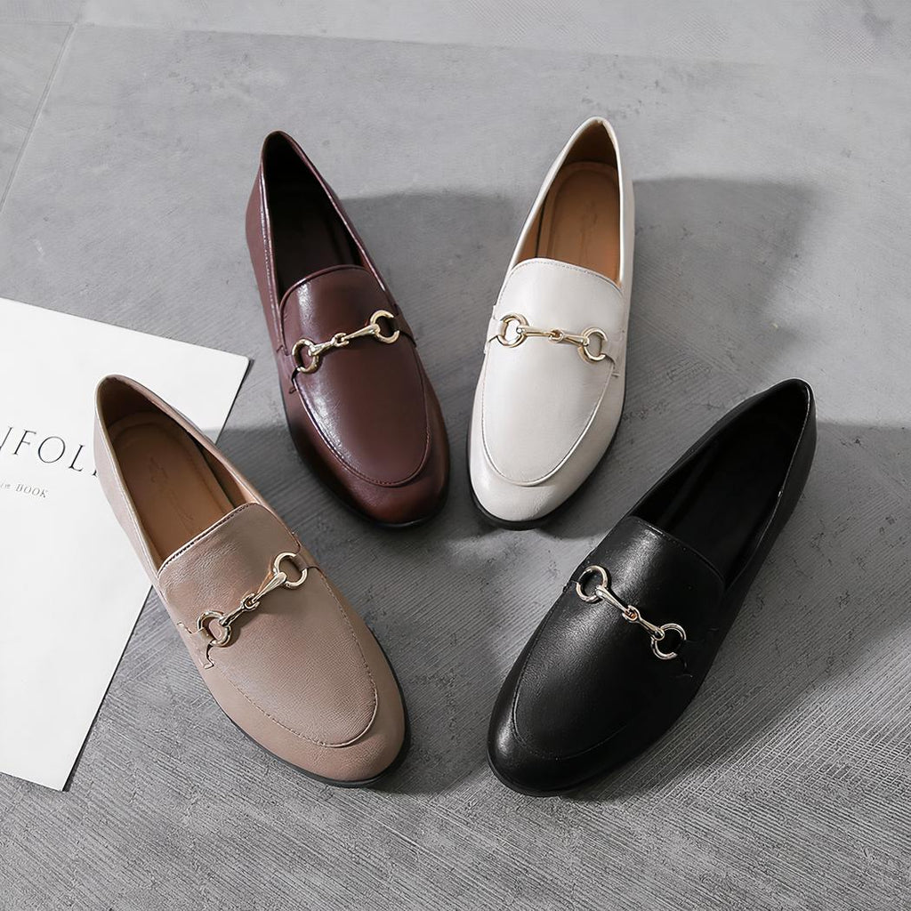 Mocassins en cuir avec des détails dorés pour femmes