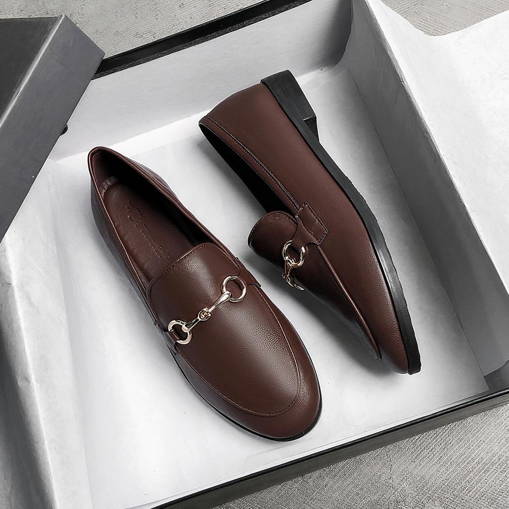 Mocassins en cuir avec des détails dorés pour femmes