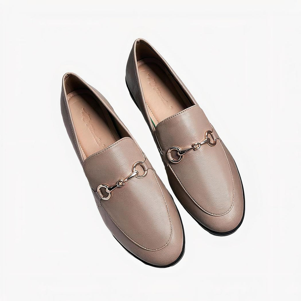 Mocassins à enfiler en cuir avec des détails dorés pour femmes avec un fond une boîte à chaussures