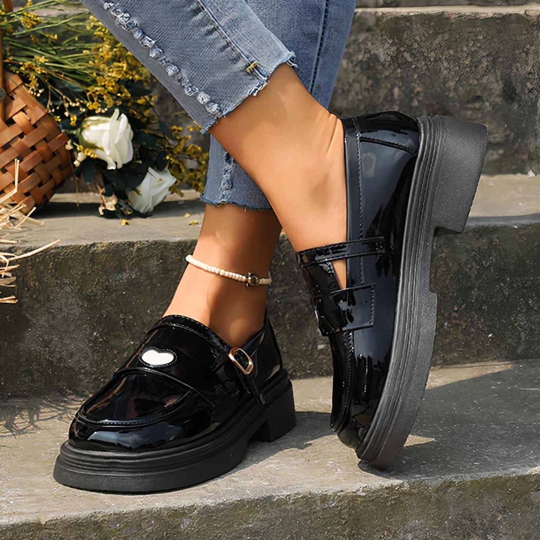 Mocassins en cuir verni pour femmes avec design de cœur