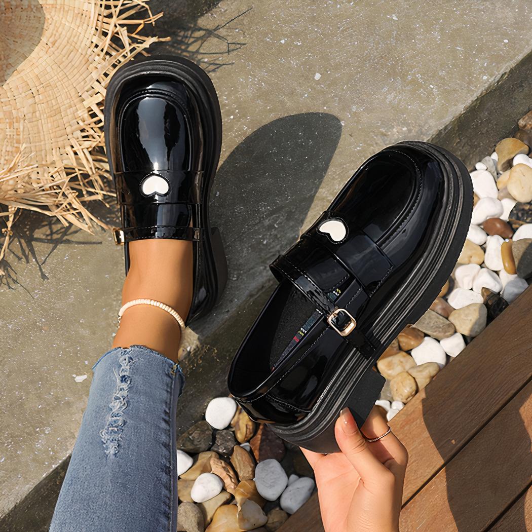 Mocassins en cuir verni pour femmes avec design de cœur