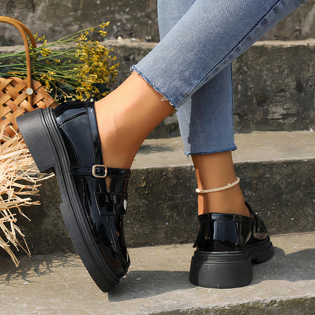 Mocassins en cuir verni pour femmes avec design de cœur