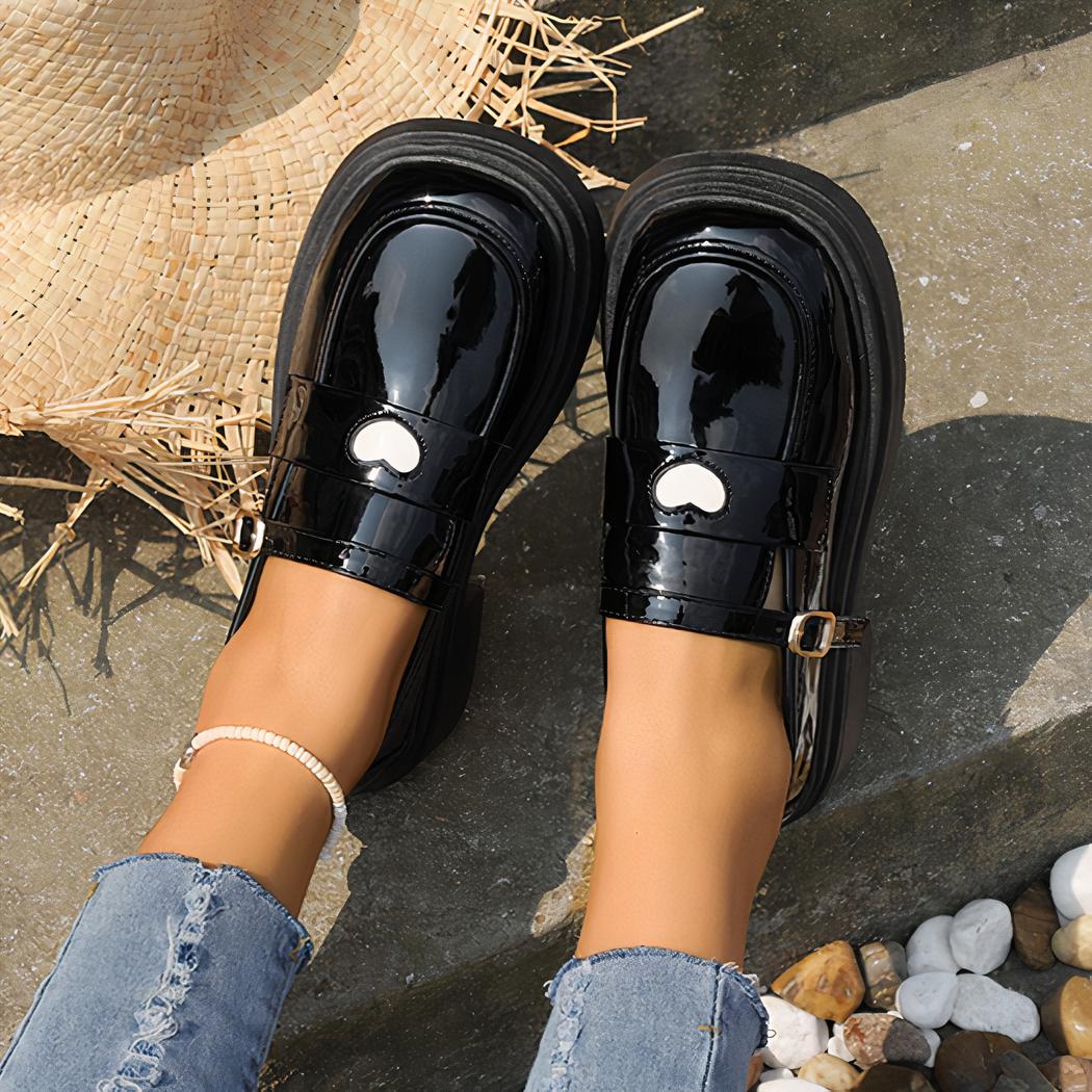 Mocassins en cuir verni pour femmes avec design de cœur